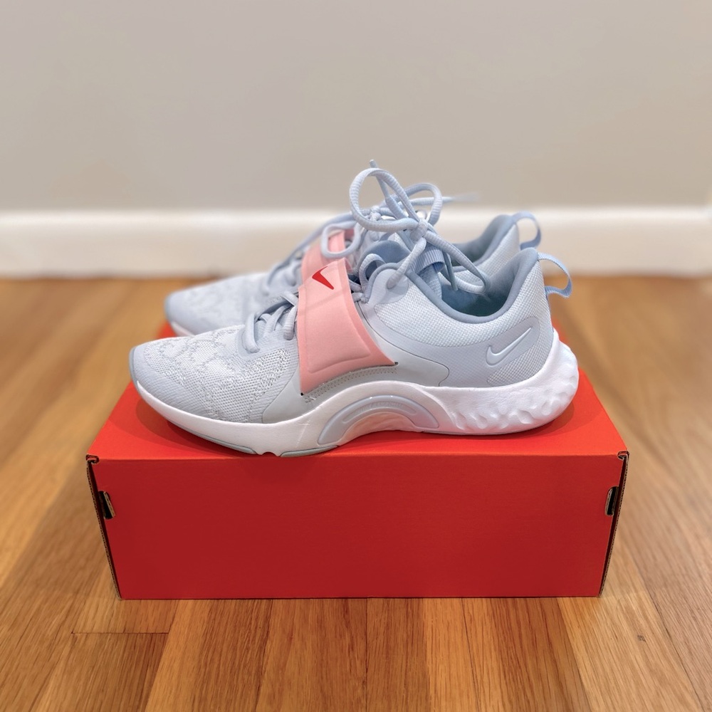 Nike Women’s In-Season Sneaker Sz 6